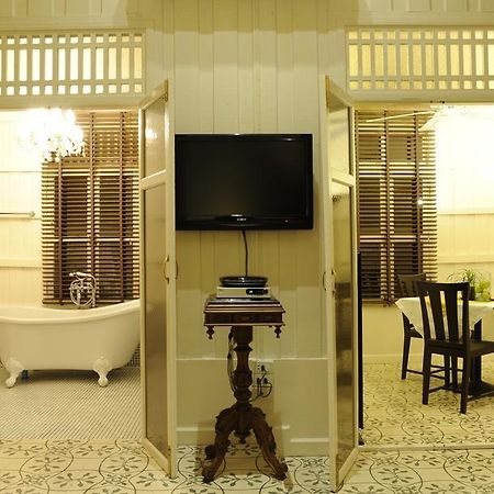 The Hen Hua Hin Hotell Rum bild