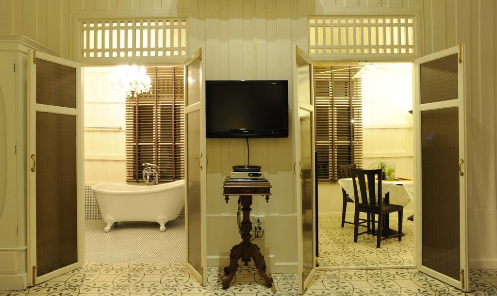 The Hen Hua Hin Hotell Rum bild