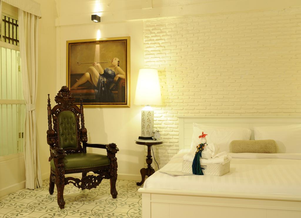 The Hen Hua Hin Hotell Rum bild