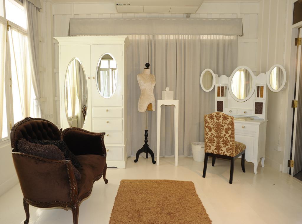 The Hen Hua Hin Hotell Rum bild