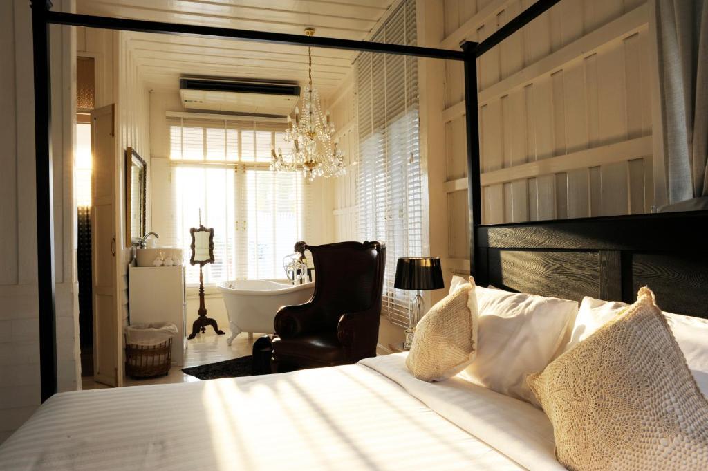 The Hen Hua Hin Hotell Rum bild