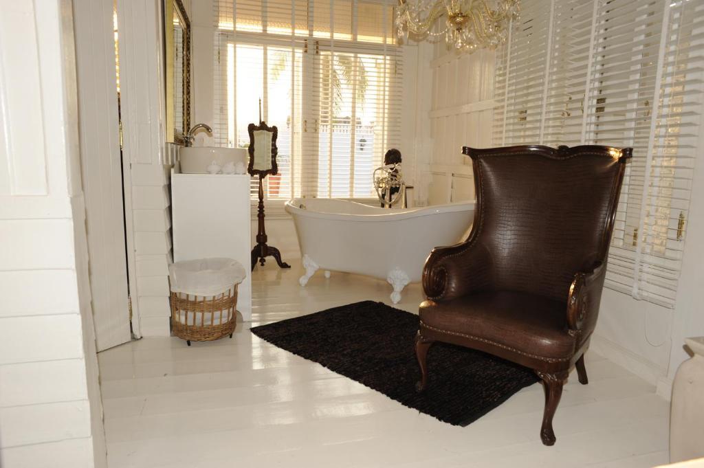 The Hen Hua Hin Hotell Rum bild