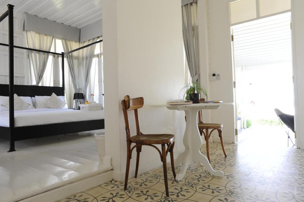 The Hen Hua Hin Hotell Rum bild