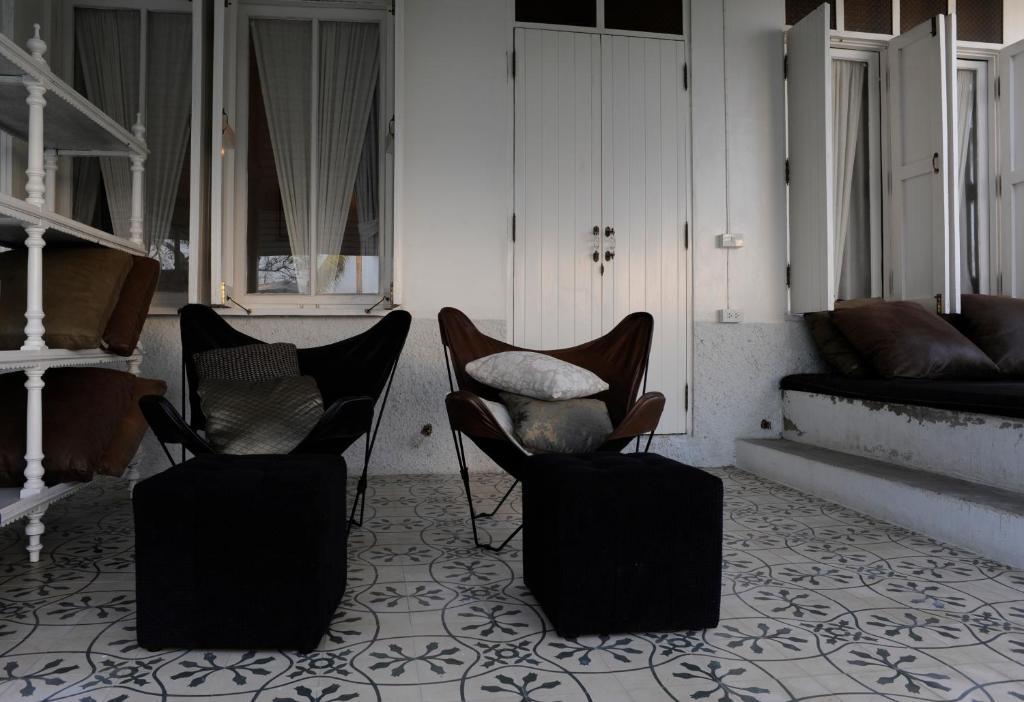 The Hen Hua Hin Hotell Rum bild