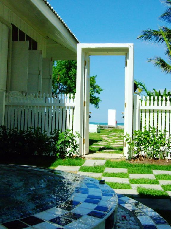 The Hen Hua Hin Hotell Rum bild