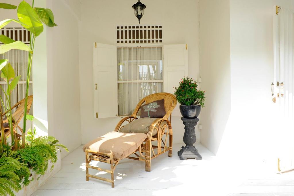 The Hen Hua Hin Hotell Rum bild