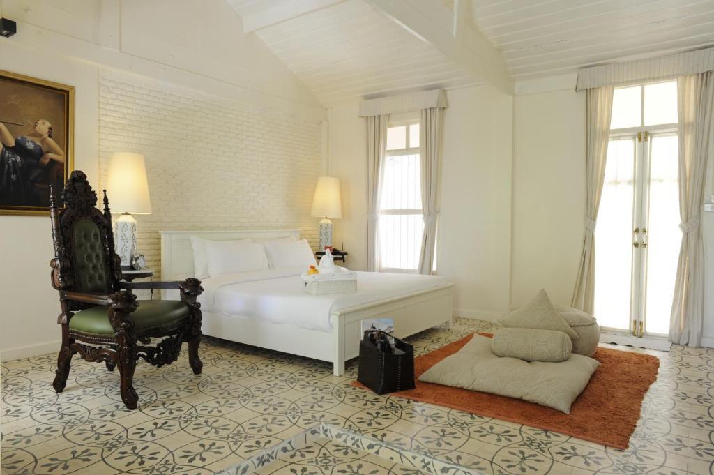 The Hen Hua Hin Hotell Rum bild