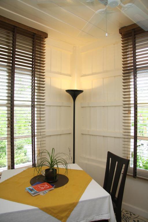 The Hen Hua Hin Hotell Rum bild