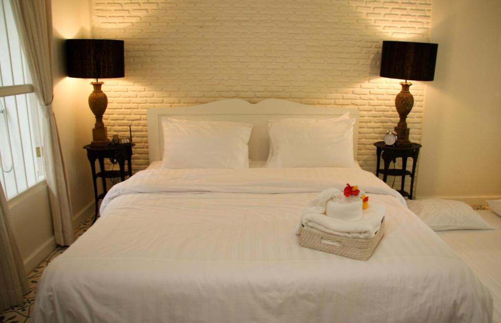 The Hen Hua Hin Hotell Rum bild